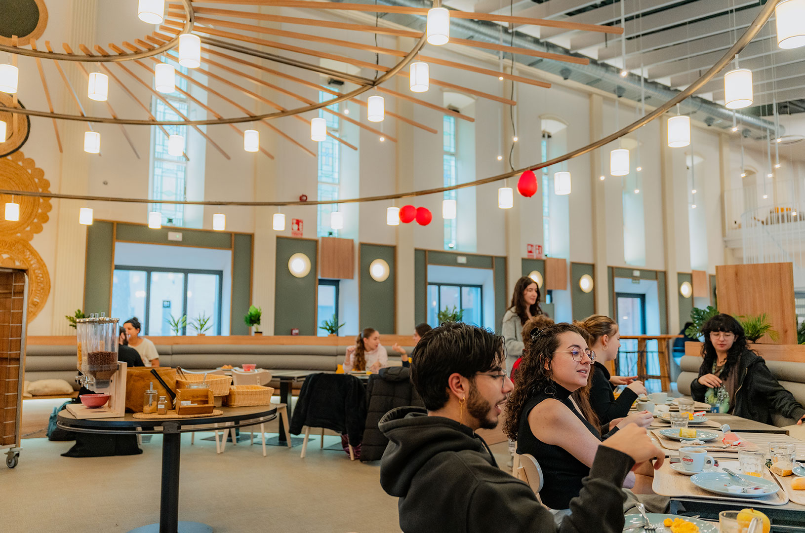 Students dining together in Campus Bravo restaurant